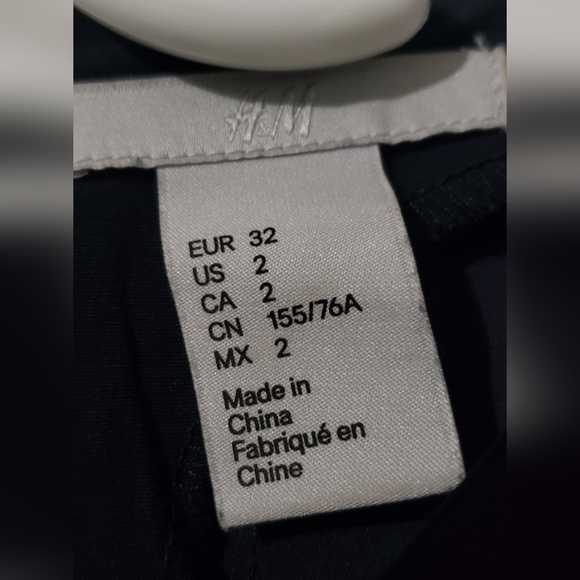 H&M back pleated dress with Peek-a-boo cut out - Picture 2 of 4